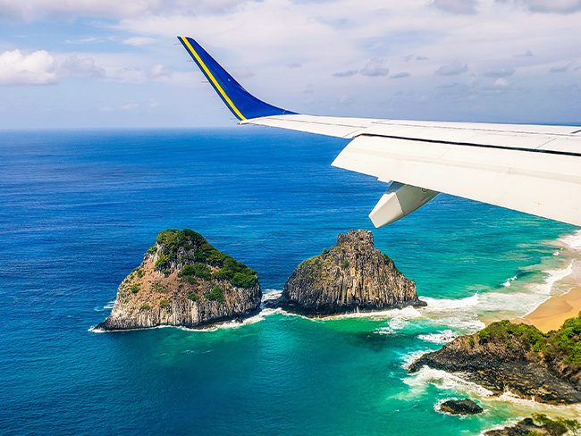 Viagem economizando com voos flexíveis em dias e horários alternativos.